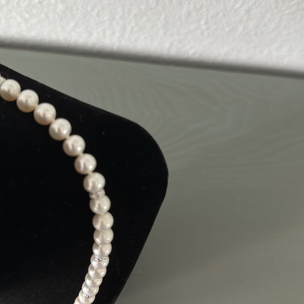 Vintage 20 inch high quality costume pearl necklace.
FINAL MARKDOWN. - Picture 3 of 11